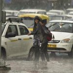 दिल्ली-एनसीआर में हुई तेज़ बारिश नें लोगों को स्वेटर पहनने पर किया मजबूर